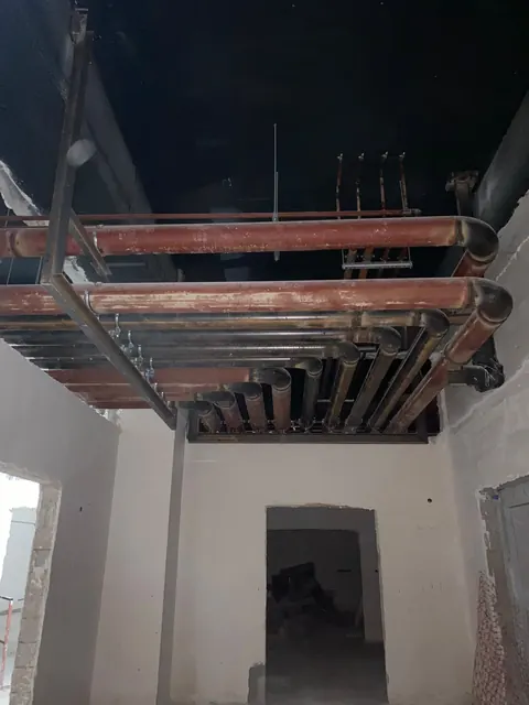 Koridor tavanında boru hatları