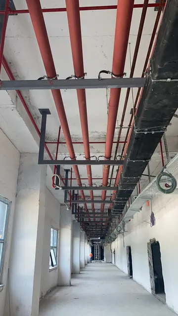 Koridor boyunca yangın tesisatı hattı