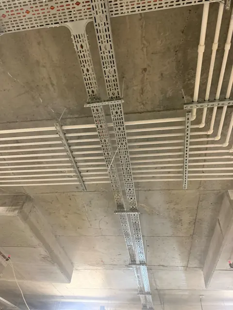Kablo tavası altında boru hatları